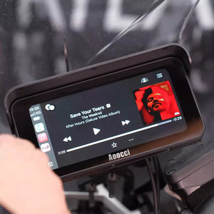 Aoocci C6 Pro installato su moto: riproduzione Spotify via Wireless CarPlay dietro cupolino