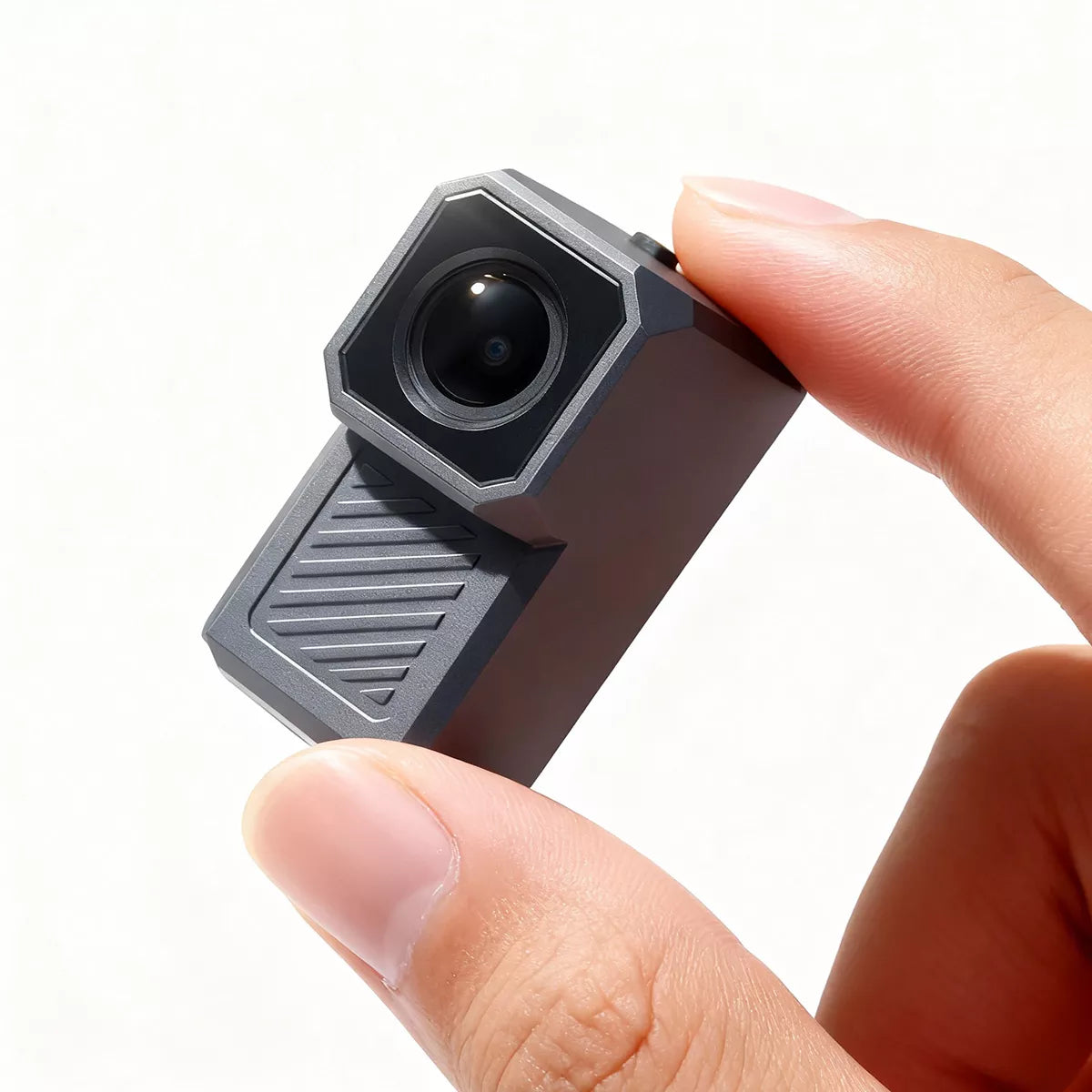 Dimensioni compatte Aoocci R1: dash cam moto piccola e discreta tenuta in mano