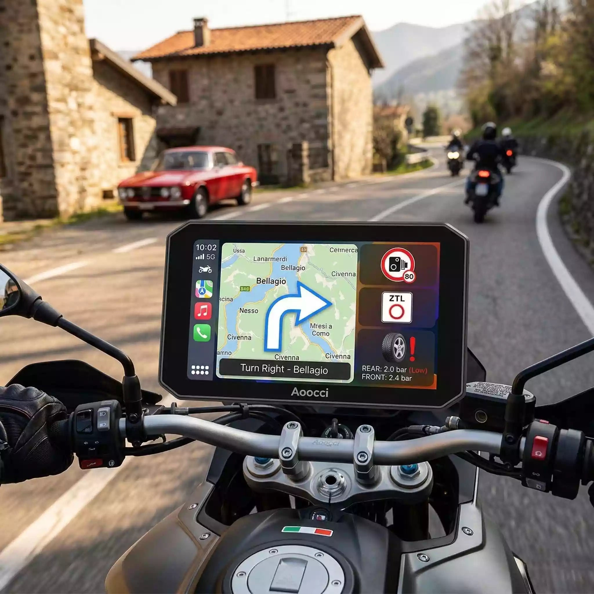 Aoocci BX navigatore moto con CarPlay wireless e dash cam installato su manubrio durante uscita primaverile in Italia