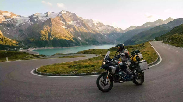 Moto 2026: Perché Radar e CarPlay Sono i Nuovi "Standard" di Sicurezza (E Perché è Ora di Buttare il Vecchio Supporto)