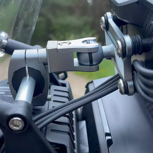 Dettaglio staffa in alluminio antivibrazione collegata allo schermo Aoocci C6 Pro