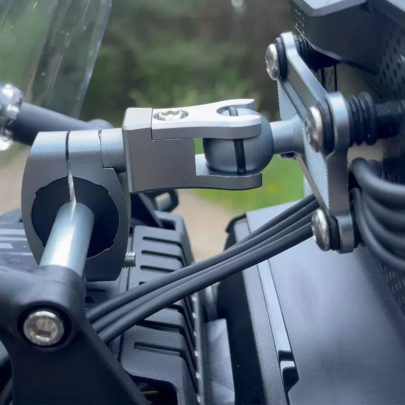 Dettaglio staffa in alluminio antivibrazione collegata allo schermo Aoocci C6 Pro