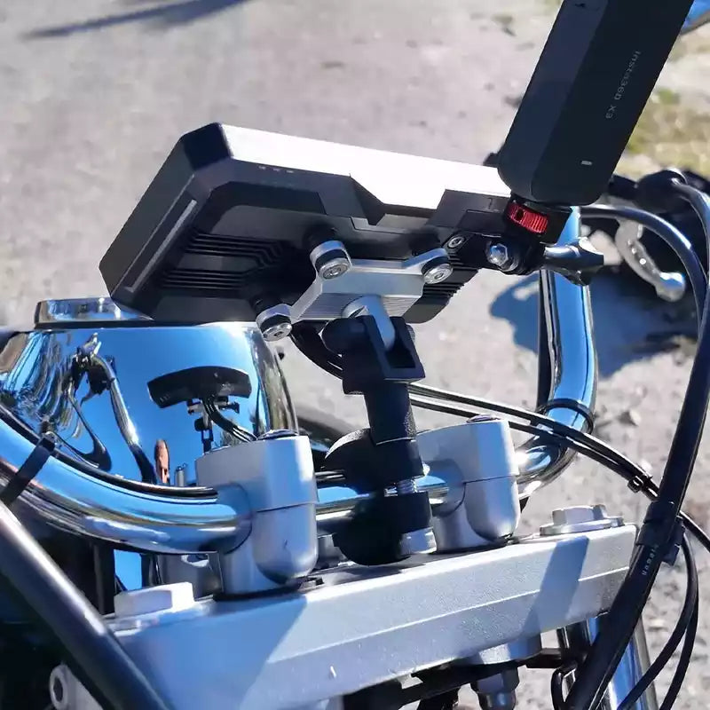 Dettaglio installazione Aoocci C9 Pro su manubrio moto: staffa in alluminio robusta e regolabile